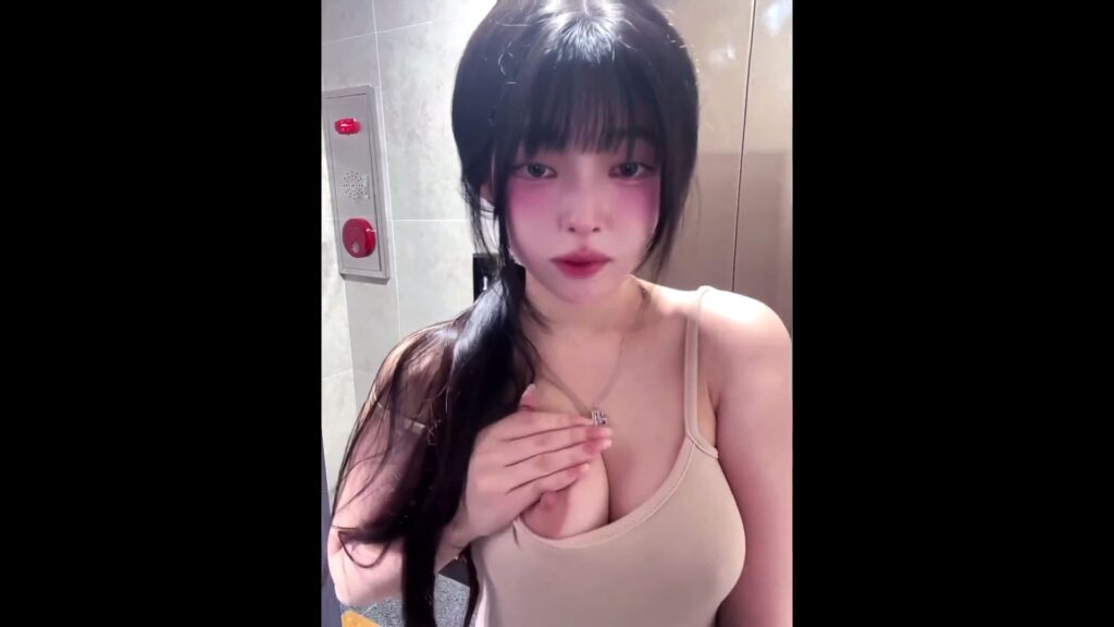유디 올노 전자담배 가슴에 끼고+엘리베이터 앞에서 꼭노