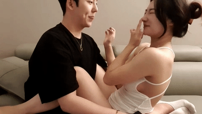 남성 BJ 라이브 스트리머가 초대한 여성 게스트